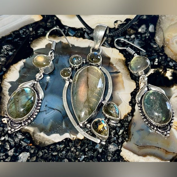 Labradorite Pendant & Earrings Set - Picture 7 of 13